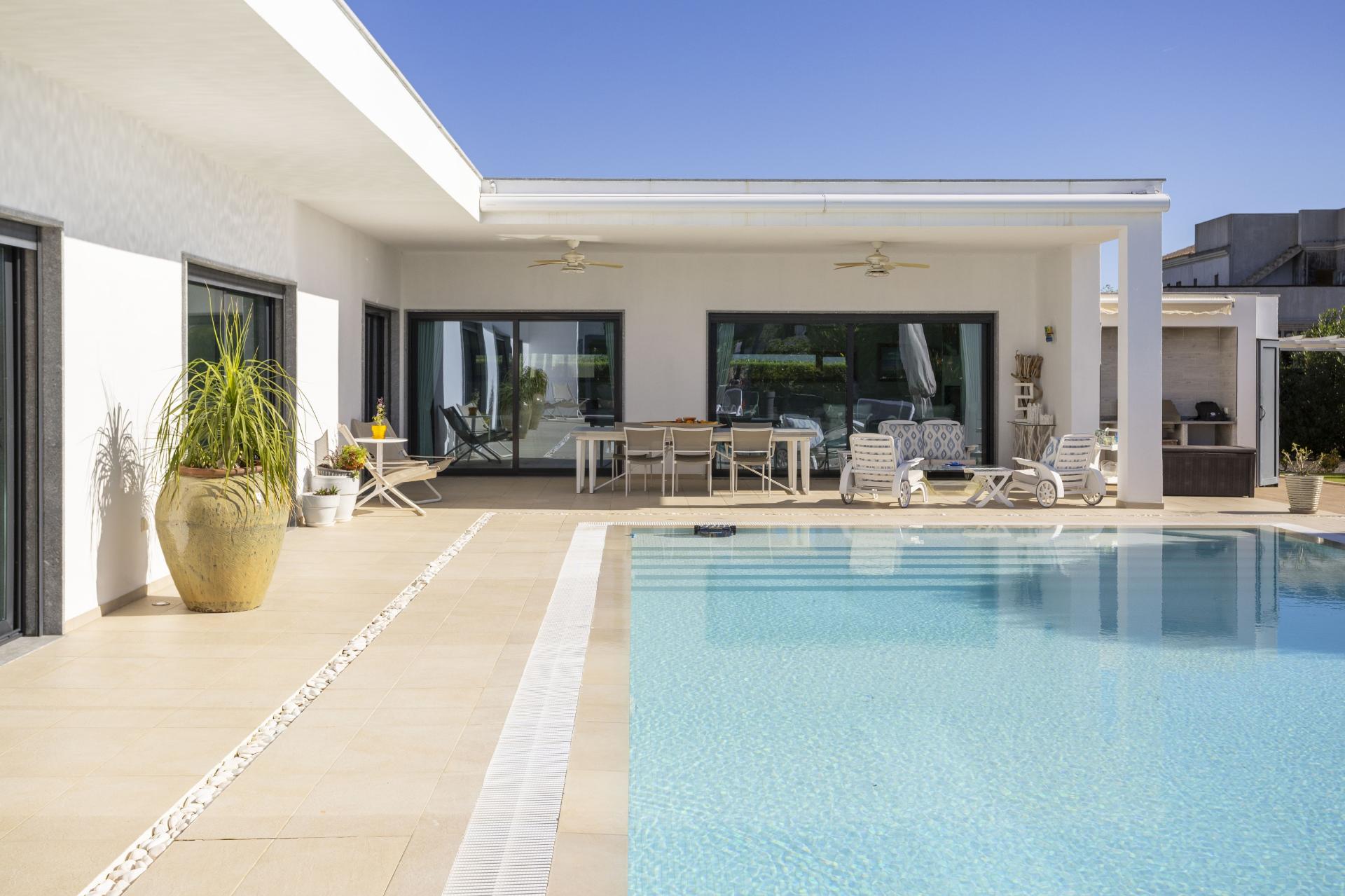 
CPCV ASSINADO

Moradia contemporânea de 3 quartos com piscina aquecida e certificado energético A+