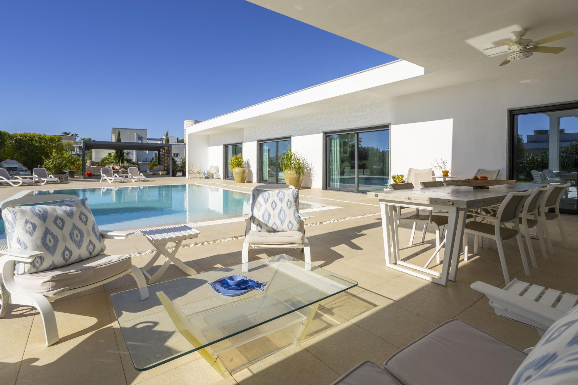 
CPCV ASSINADO

Moradia contemporânea de 3 quartos com piscina aquecida e certificado energético A+