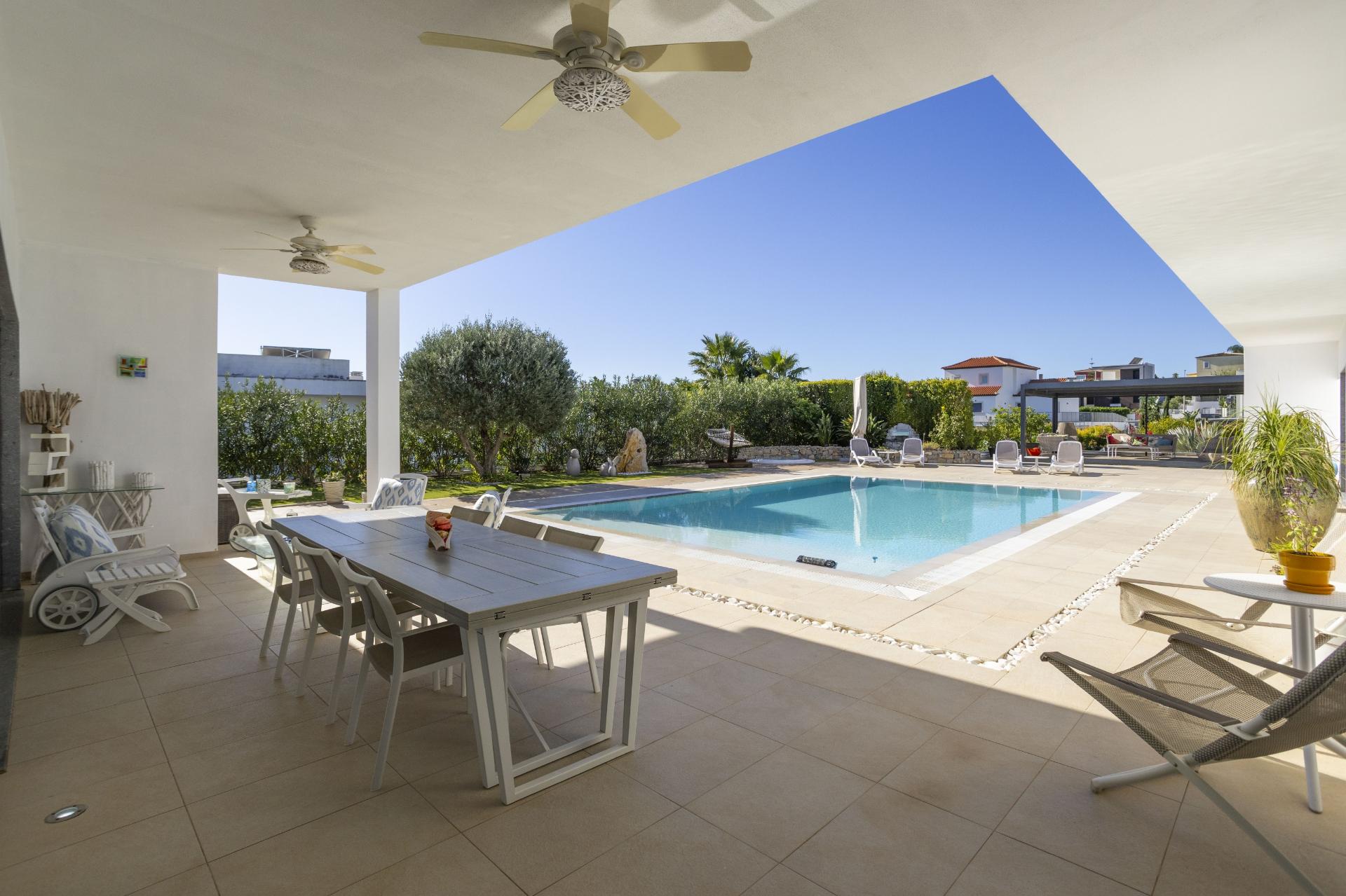 
CPCV ASSINADO

Moradia contemporânea de 3 quartos com piscina aquecida e certificado energético A+