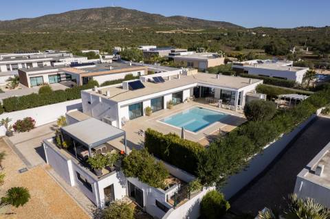 
CPCV ASSINADO

Moradia contemporânea de 3 quartos com piscina aquecida e certificado energético A+