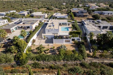 
CPCV ASSINADO

Moradia contemporânea de 3 quartos com piscina aquecida e certificado energético A+