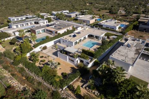 
CPCV ASSINADO

Moradia contemporânea de 3 quartos com piscina aquecida e certificado energético A+