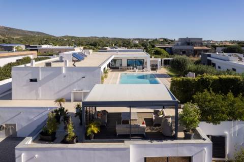 
CPCV ASSINADO

Moradia contemporânea de 3 quartos com piscina aquecida e certificado energético A+