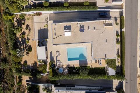 
CPCV ASSINADO

Moradia contemporânea de 3 quartos com piscina aquecida e certificado energético A+