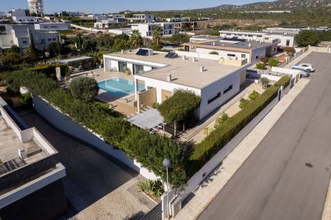 
CPCV ASSINADO

Moradia contemporânea de 3 quartos com piscina aquecida e certificado energético A+