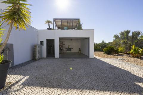 
CPCV ASSINADO

Moradia contemporânea de 3 quartos com piscina aquecida e certificado energético A+