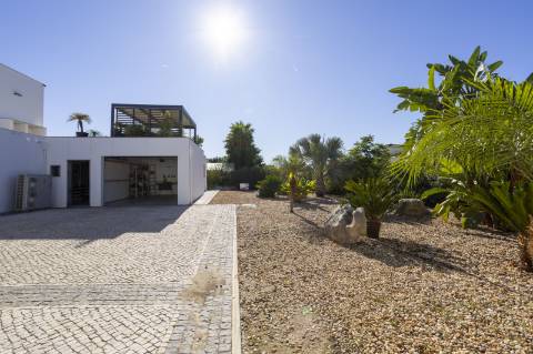 
CPCV ASSINADO

Moradia contemporânea de 3 quartos com piscina aquecida e certificado energético A+