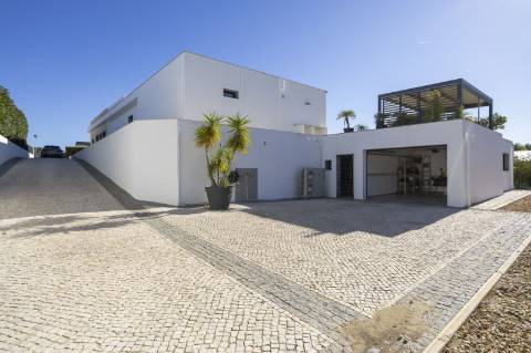 
CPCV ASSINADO

Moradia contemporânea de 3 quartos com piscina aquecida e certificado energético A+