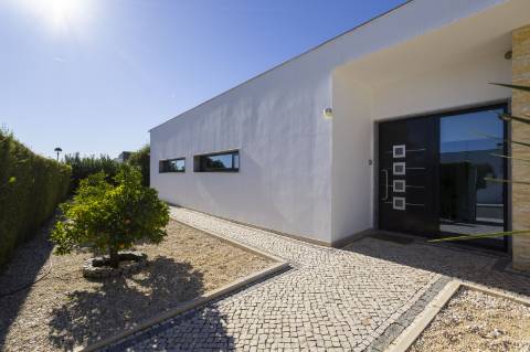 
CPCV ASSINADO

Moradia contemporânea de 3 quartos com piscina aquecida e certificado energético A+