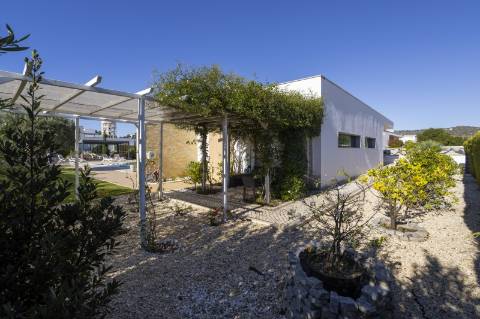 
CPCV ASSINADO

Moradia contemporânea de 3 quartos com piscina aquecida e certificado energético A+