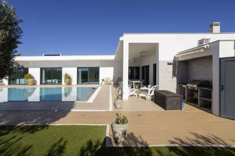 
CPCV ASSINADO

Moradia contemporânea de 3 quartos com piscina aquecida e certificado energético A+