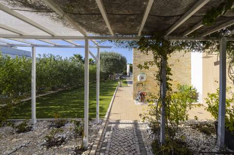 
CPCV ASSINADO

Moradia contemporânea de 3 quartos com piscina aquecida e certificado energético A+