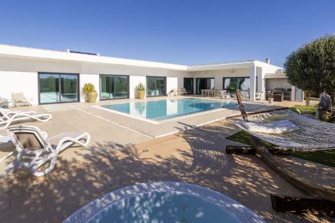 
CPCV ASSINADO

Moradia contemporânea de 3 quartos com piscina aquecida e certificado energético A+