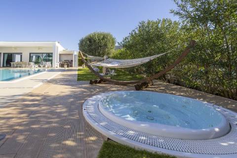 
CPCV ASSINADO

Moradia contemporânea de 3 quartos com piscina aquecida e certificado energético A+