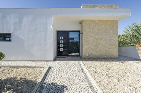 
CPCV ASSINADO

Moradia contemporânea de 3 quartos com piscina aquecida e certificado energético A+