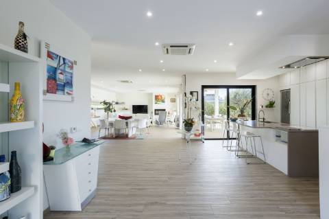 
CPCV ASSINADO

Moradia contemporânea de 3 quartos com piscina aquecida e certificado energético A+