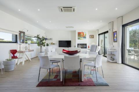 
CPCV ASSINADO

Moradia contemporânea de 3 quartos com piscina aquecida e certificado energético A+