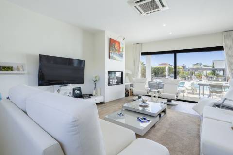 
CPCV ASSINADO

Moradia contemporânea de 3 quartos com piscina aquecida e certificado energético A+