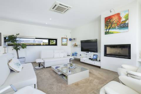 
CPCV ASSINADO

Moradia contemporânea de 3 quartos com piscina aquecida e certificado energético A+