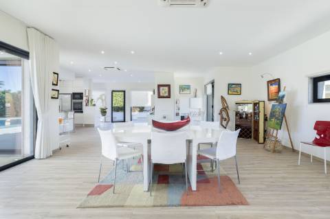 
CPCV ASSINADO

Moradia contemporânea de 3 quartos com piscina aquecida e certificado energético A+