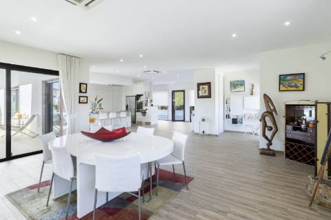 
CPCV ASSINADO

Moradia contemporânea de 3 quartos com piscina aquecida e certificado energético A+