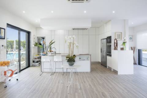 
CPCV ASSINADO

Moradia contemporânea de 3 quartos com piscina aquecida e certificado energético A+