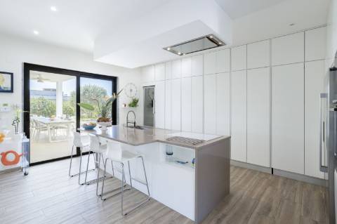 
CPCV ASSINADO

Moradia contemporânea de 3 quartos com piscina aquecida e certificado energético A+