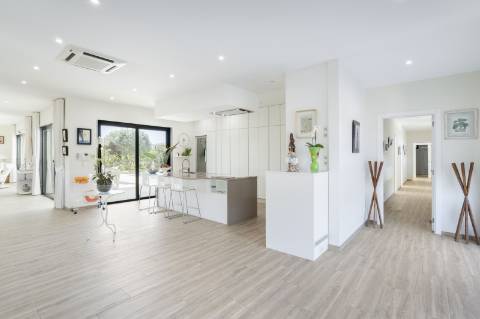 
CPCV ASSINADO

Moradia contemporânea de 3 quartos com piscina aquecida e certificado energético A+