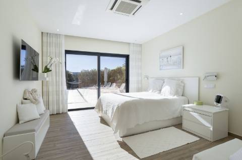 
CPCV ASSINADO

Moradia contemporânea de 3 quartos com piscina aquecida e certificado energético A+