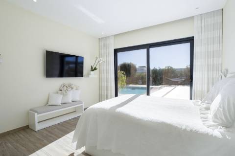 
CPCV ASSINADO

Moradia contemporânea de 3 quartos com piscina aquecida e certificado energético A+