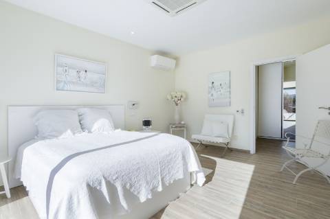 
CPCV ASSINADO

Moradia contemporânea de 3 quartos com piscina aquecida e certificado energético A+