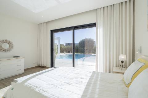 
CPCV ASSINADO

Moradia contemporânea de 3 quartos com piscina aquecida e certificado energético A+