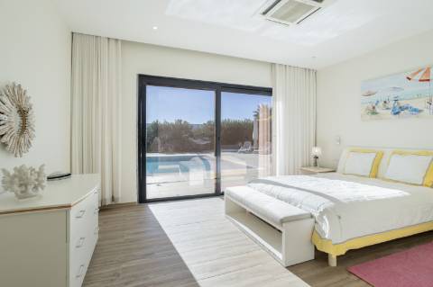 
CPCV ASSINADO

Moradia contemporânea de 3 quartos com piscina aquecida e certificado energético A+