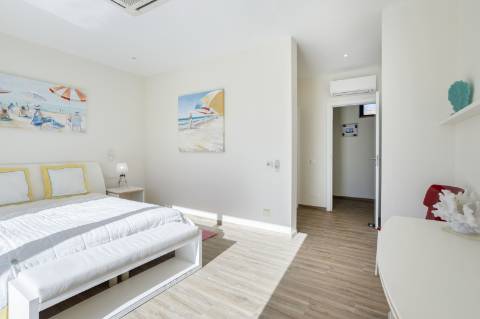 
CPCV ASSINADO

Moradia contemporânea de 3 quartos com piscina aquecida e certificado energético A+