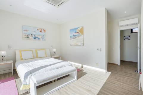 
CPCV ASSINADO

Moradia contemporânea de 3 quartos com piscina aquecida e certificado energético A+