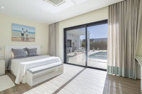 
CPCV ASSINADO

Moradia contemporânea de 3 quartos com piscina aquecida e certificado energético A+