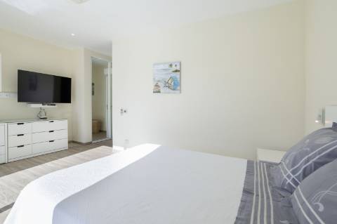 
CPCV ASSINADO

Moradia contemporânea de 3 quartos com piscina aquecida e certificado energético A+