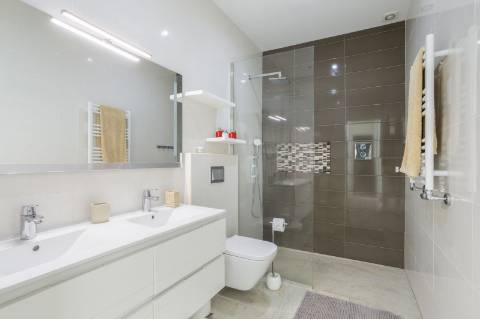 
CPCV ASSINADO

Moradia contemporânea de 3 quartos com piscina aquecida e certificado energético A+