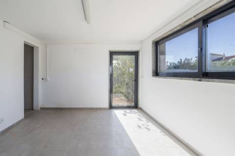 
CPCV ASSINADO

Moradia contemporânea de 3 quartos com piscina aquecida e certificado energético A+