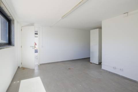 
CPCV ASSINADO

Moradia contemporânea de 3 quartos com piscina aquecida e certificado energético A+