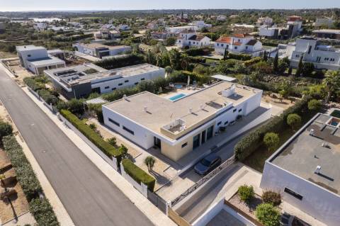 
CPCV ASSINADO

Moradia contemporânea de 3 quartos com piscina aquecida e certificado energético A+