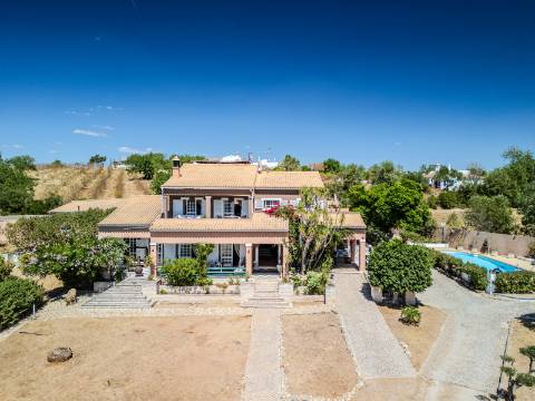 Villa de luxo com 4 quartos, casa de hóspedes e vistas deslumbrantes para o campo
