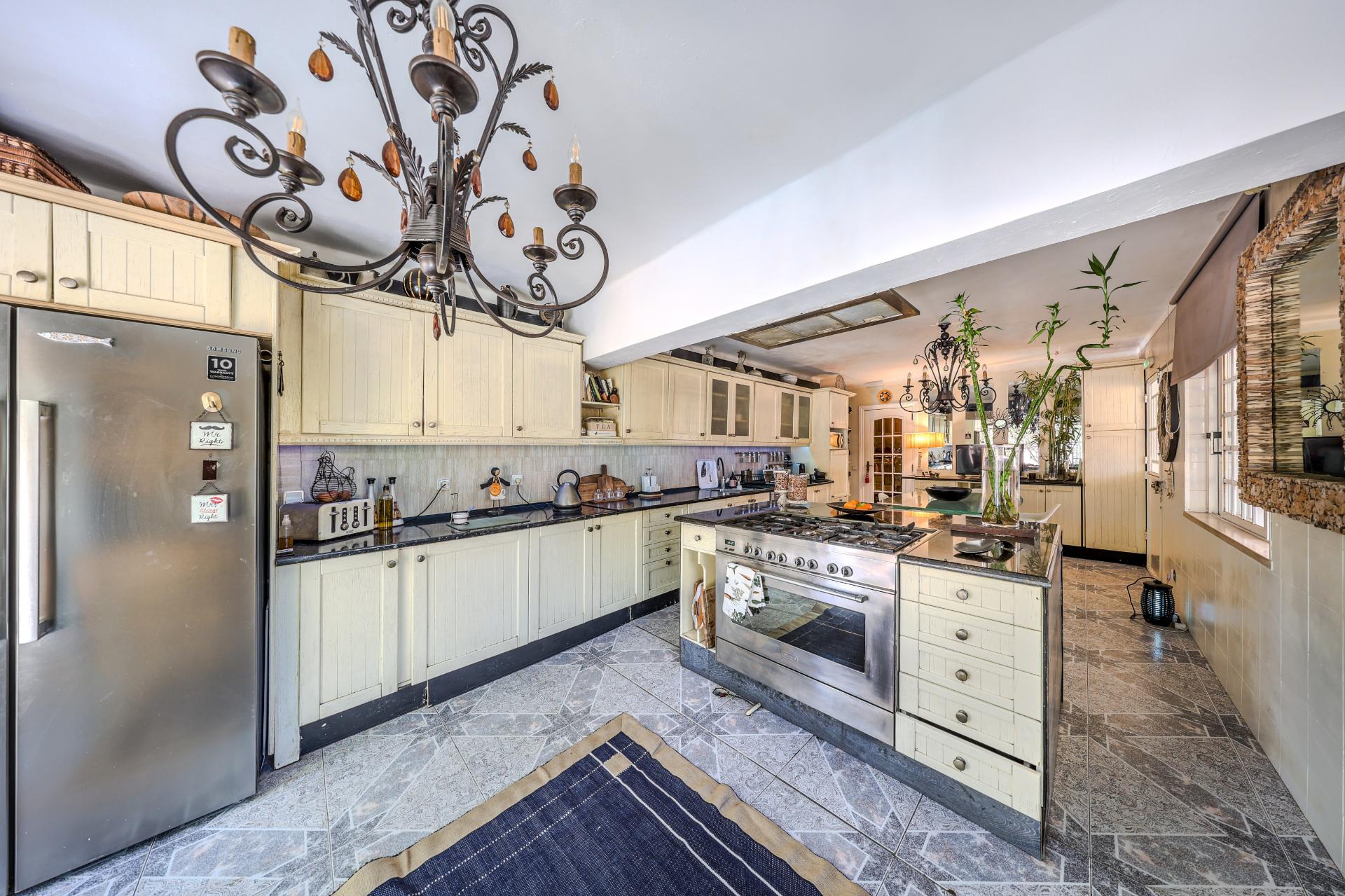 Villa de luxo com 4 quartos, casa de hóspedes e vistas deslumbrantes para o campo