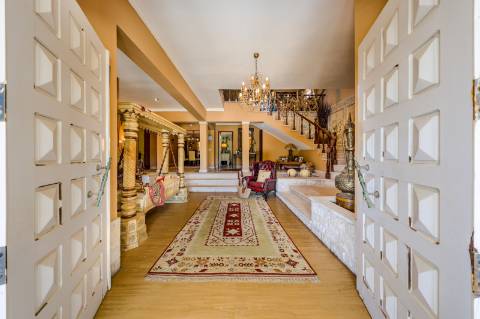 Villa de luxo com 4 quartos, casa de hóspedes e vistas deslumbrantes para o campo