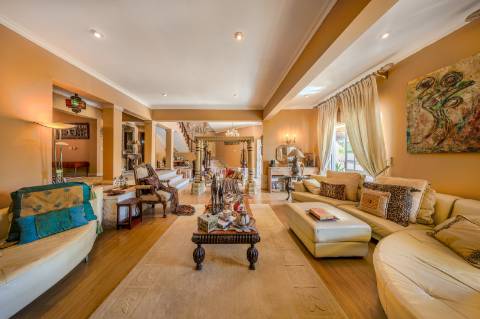 Villa de luxo com 4 quartos, casa de hóspedes e vistas deslumbrantes para o campo