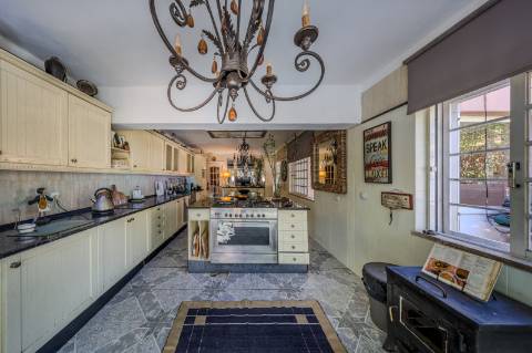 Villa de luxo com 4 quartos, casa de hóspedes e vistas deslumbrantes para o campo