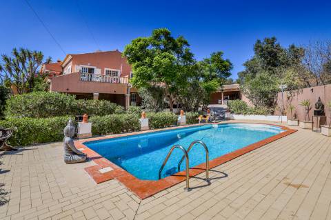 Villa de luxo com 4 quartos, casa de hóspedes e vistas deslumbrantes para o campo