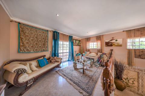 Villa de luxo com 4 quartos, casa de hóspedes e vistas deslumbrantes para o campo