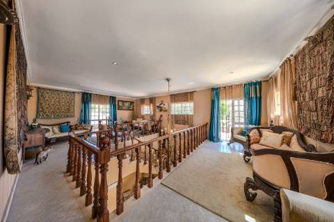 Villa de luxo com 4 quartos, casa de hóspedes e vistas deslumbrantes para o campo