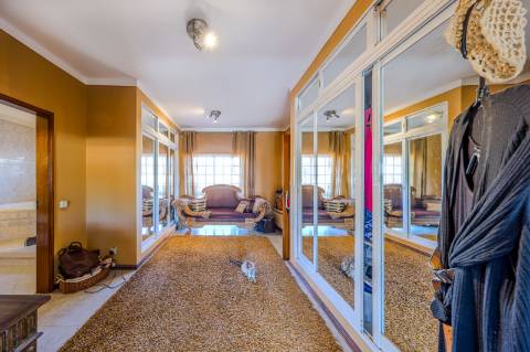 Villa de luxo com 4 quartos, casa de hóspedes e vistas deslumbrantes para o campo